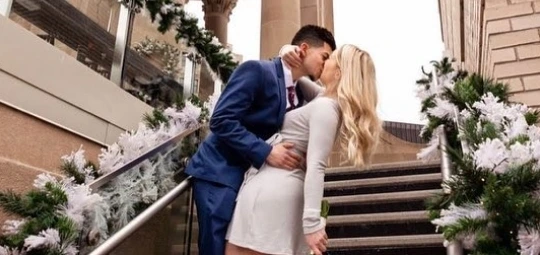 man proposed his girlfriend with a custom engagement ring from a jewelry store near me in Chicago IL