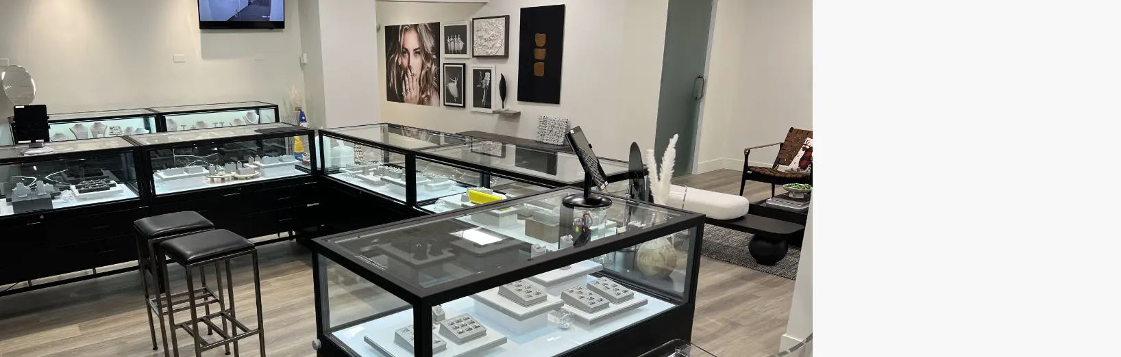 visit our online jewelry store near you on Wabash avenue maller road Chicago Illinois for engagement rings and diamonds