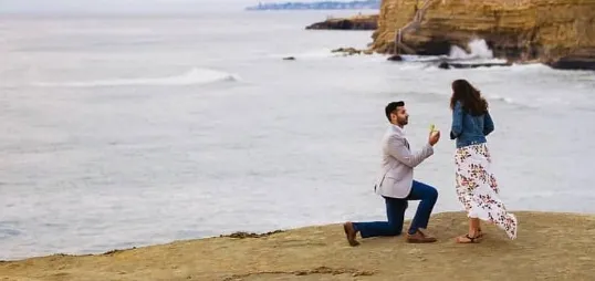 Ultimately, whether you choose a halo ring or a hidden halo engagement ring is a matter of personal preference. Both styles are visually stunning.