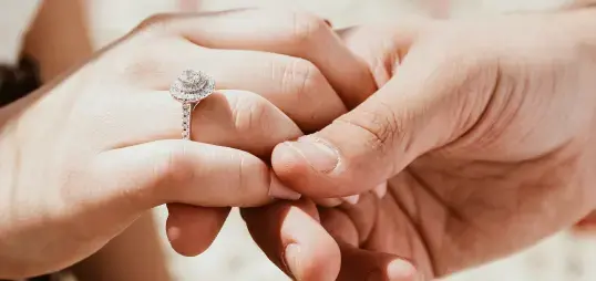 buy diamond engagement ring from best jewelry store in chicago